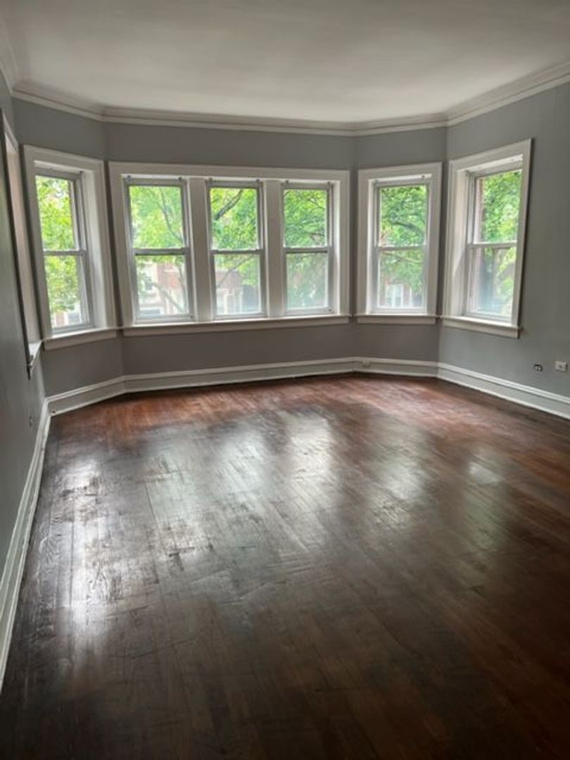 Chicago Apartment: 8038 S Maryland Avenue