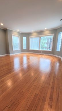 Spacious 3 bed 2 bath in South Shore! – photo 1