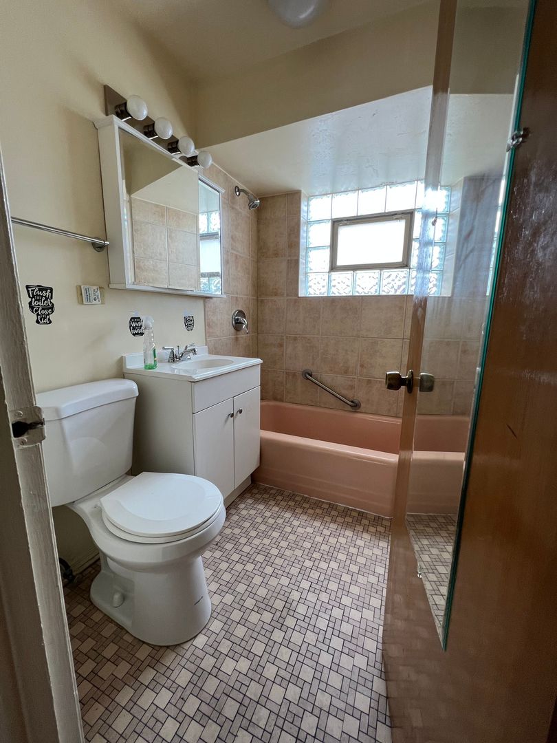 Chicago Apartment: 7842-7844 S Jeffery Blvd.