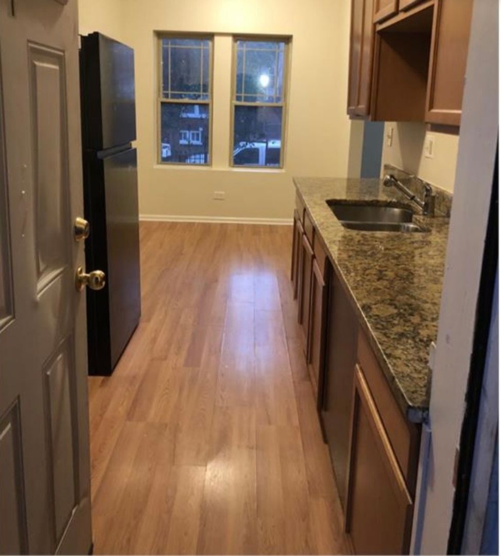 Chicago Apartment: 7952 S Dobson Ave