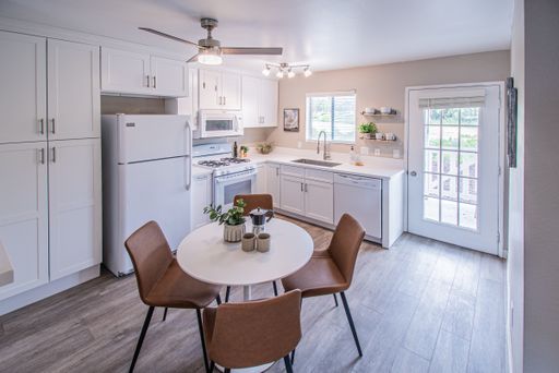 Corner 2 Bed/1 Bath- Upstairs Zinfandel – photo 1