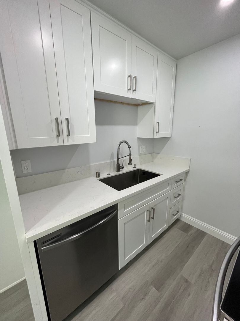 Oceanside Apartment: 319 Garrison Street