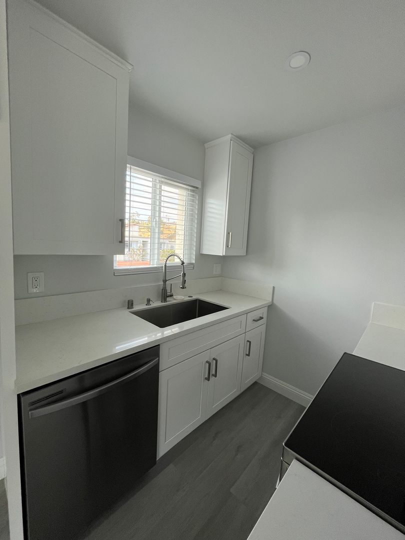 Oceanside Apartment: 322 Garrison Street