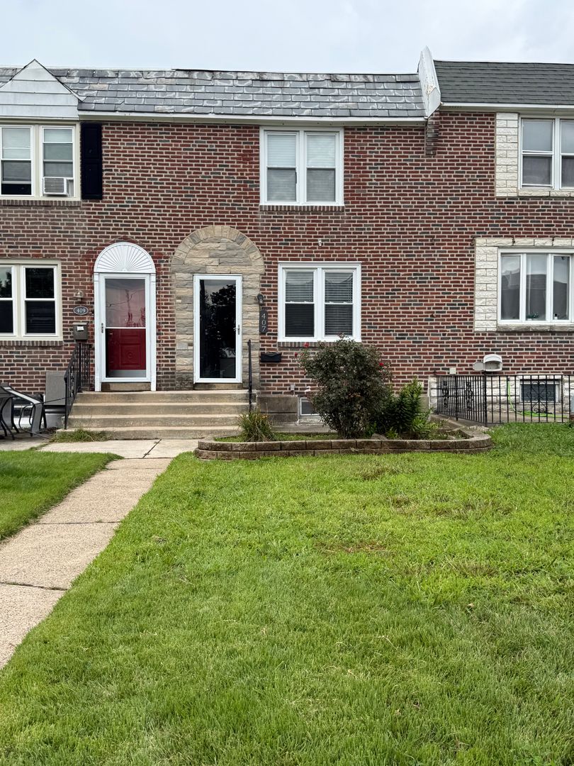 Glenolden Townhome: 407 Pine Street