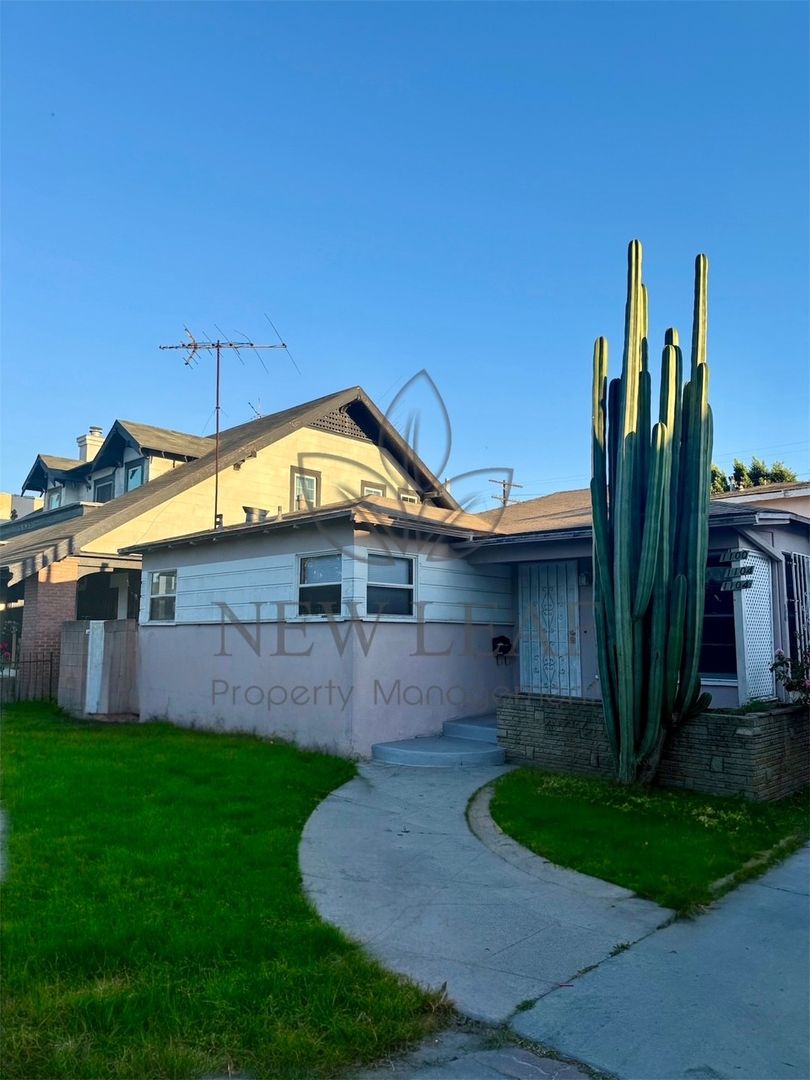 Los Angeles Apartment: 1100 West 39th Place