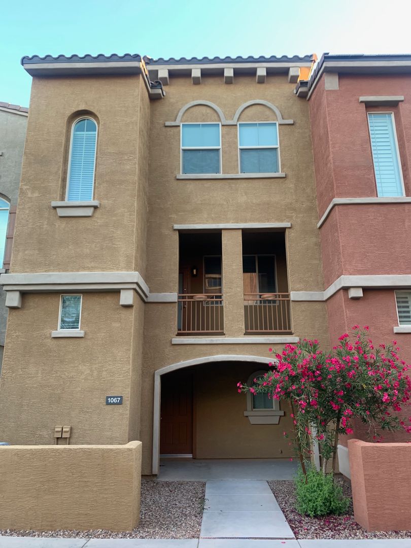 Gilbert House: 240 W Juniper