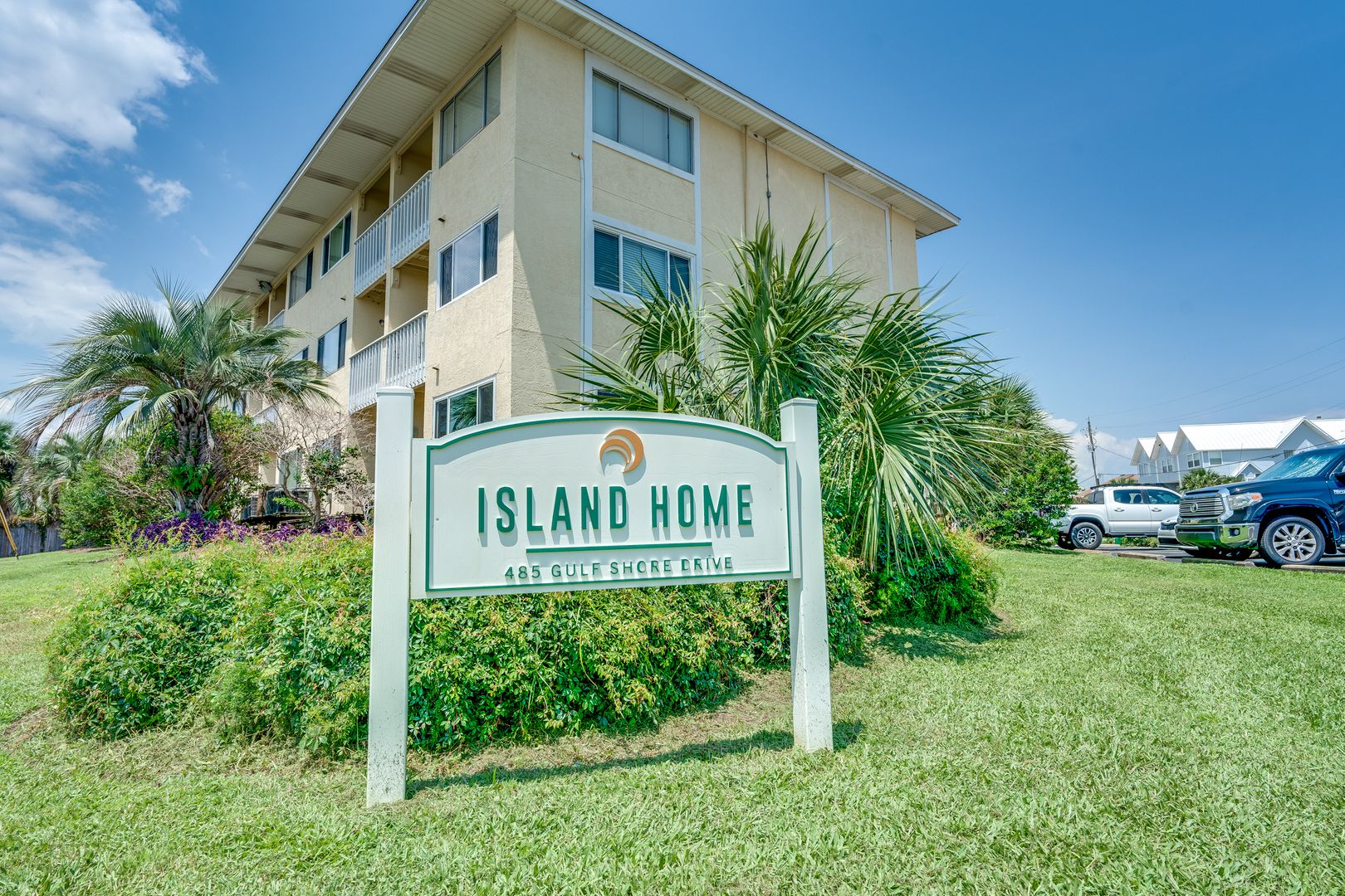 Walk to the Beach from this Ground Floor 1B/ 1B Long Term Rental on Holiday Isle in Destin