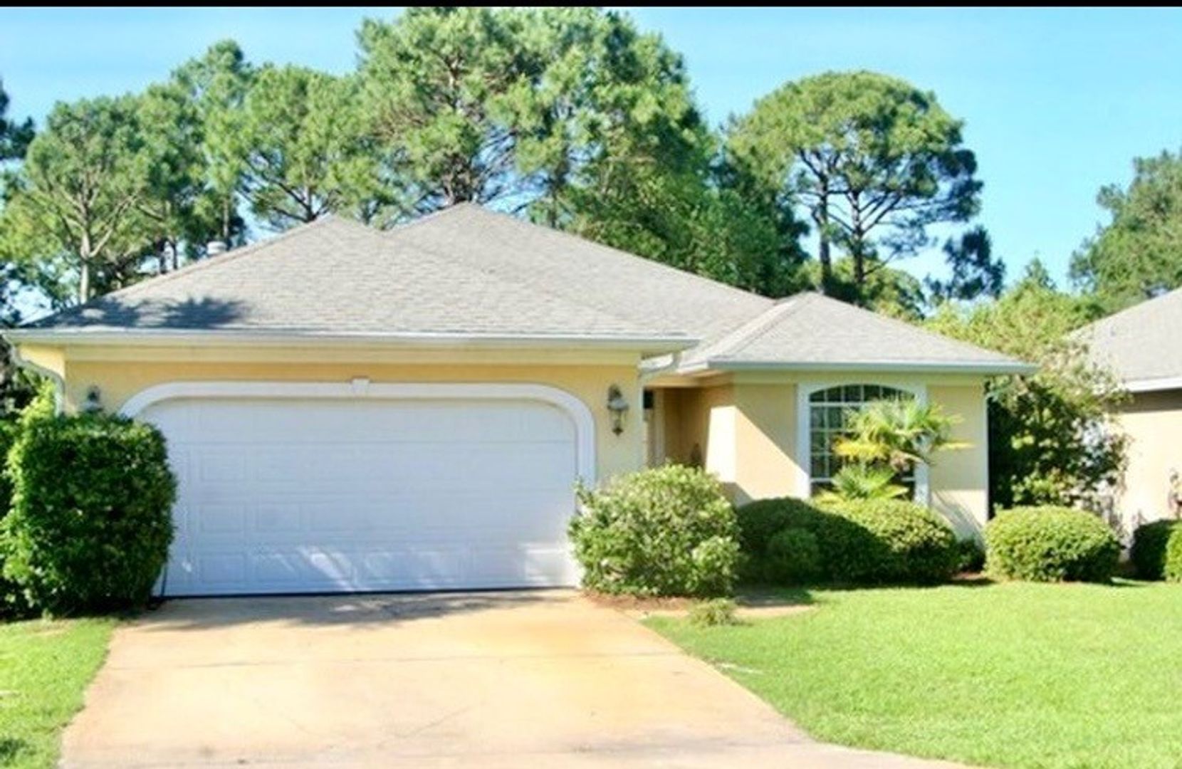 Beautiful 3B/2B Unfurnished home with Bonus Room / Office Space located in Bayside!