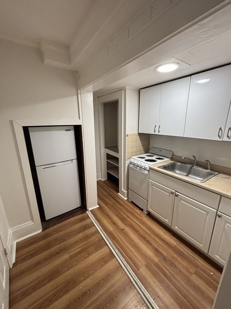 Dennis Port Apartment: 576 Main Street