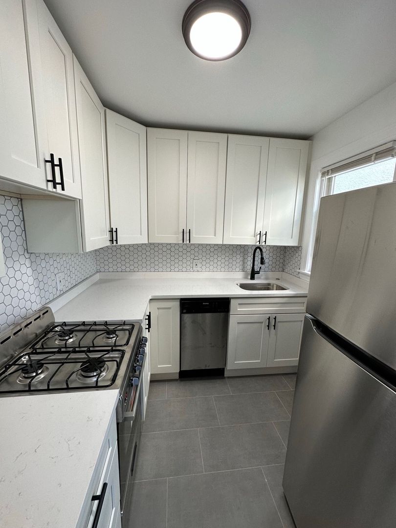 Winthrop Apartment: 87-90 Winthrop Shore Drive