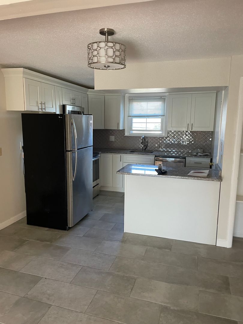 Bourne Apartment: 12 Holt Rd