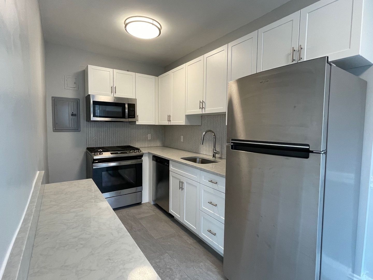 Salem Apartment: 233 Lafayette St