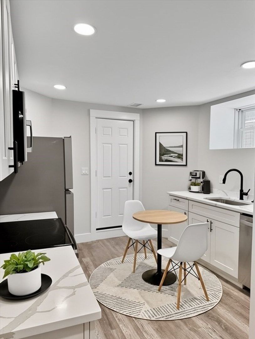 Winthrop Apartment: 87-90 Winthrop Shore Drive