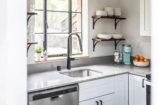 Charming Courtyard Apartment - Refinished with Modern Kitchen – photo 1