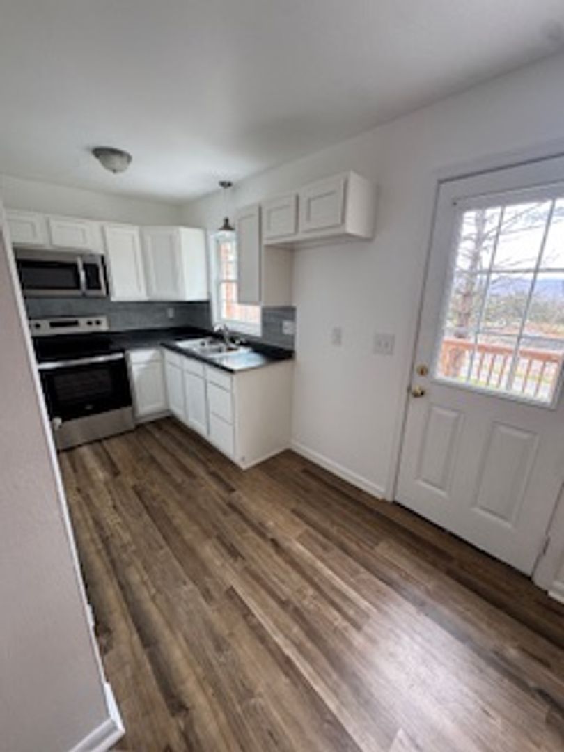 Pulaski Apartment: 700 Skyline Cir