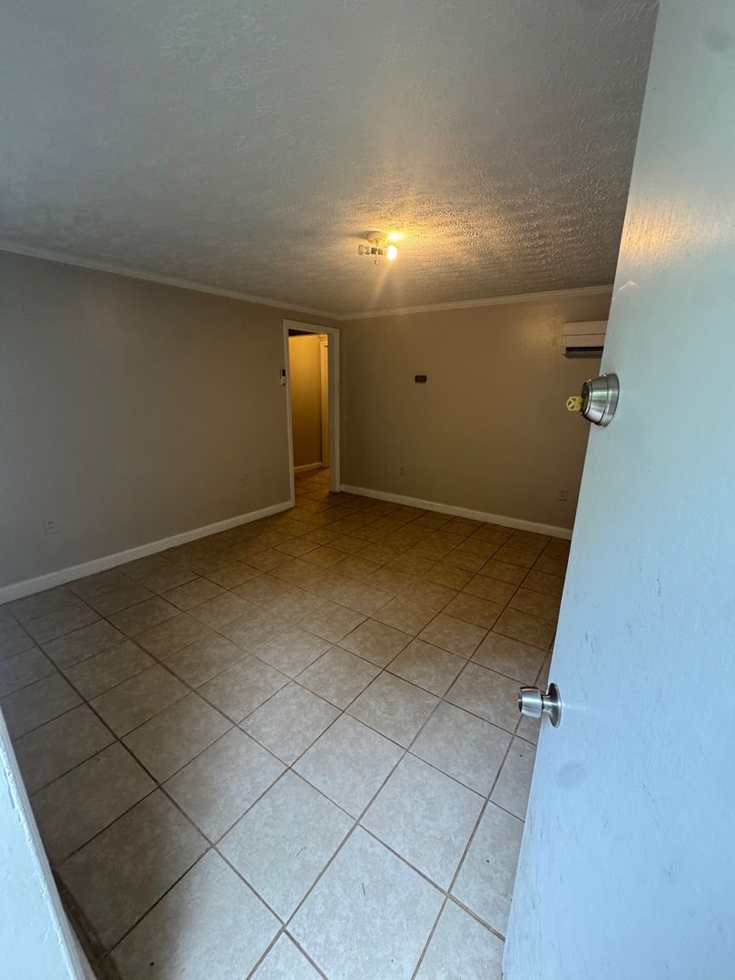 Blacksburg Apartment: 1016 Montgomery St