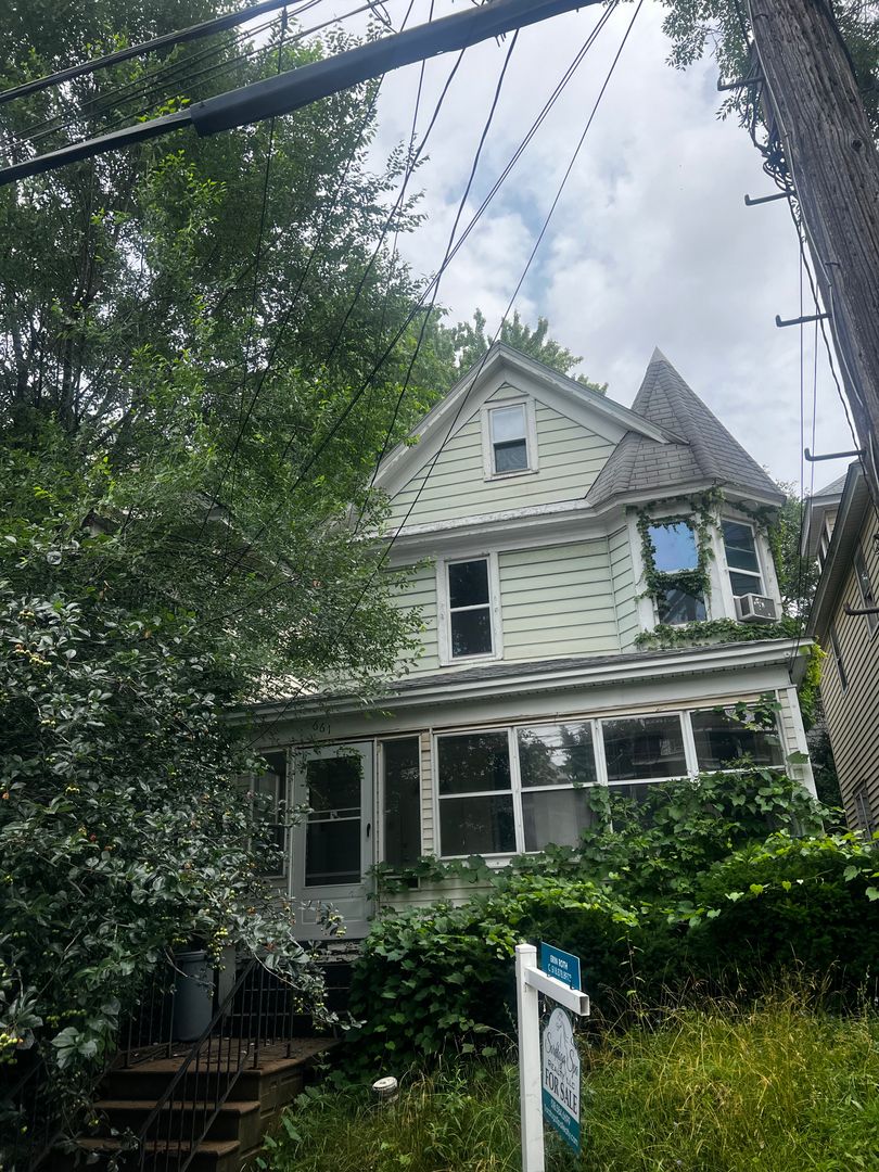 Albany House: 661 Myrtle Ave