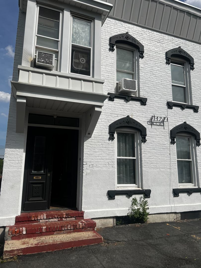 Watervliet Apartment: 1418-1422 5th Avenue