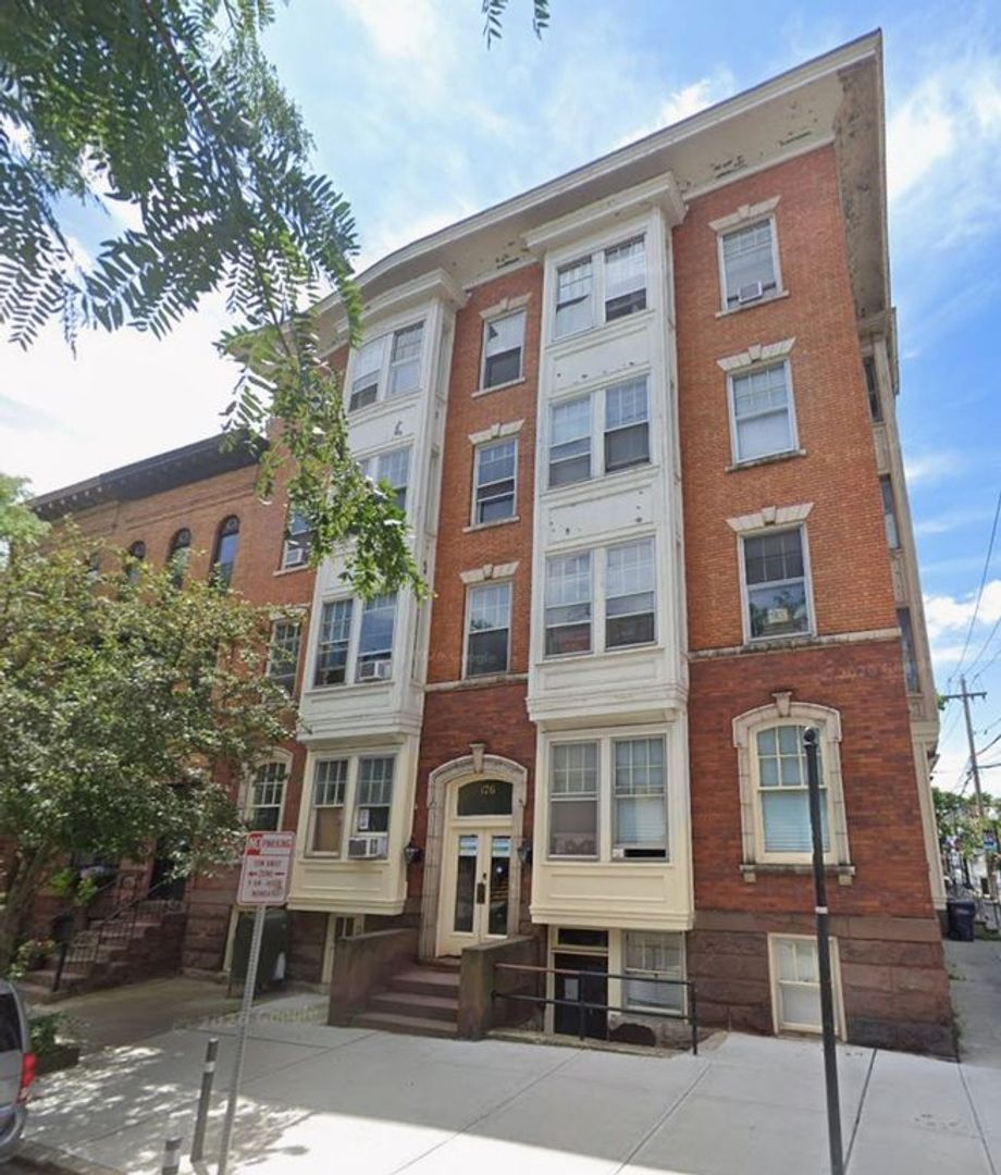 Albany Apartment: 176 Chestnut Street
