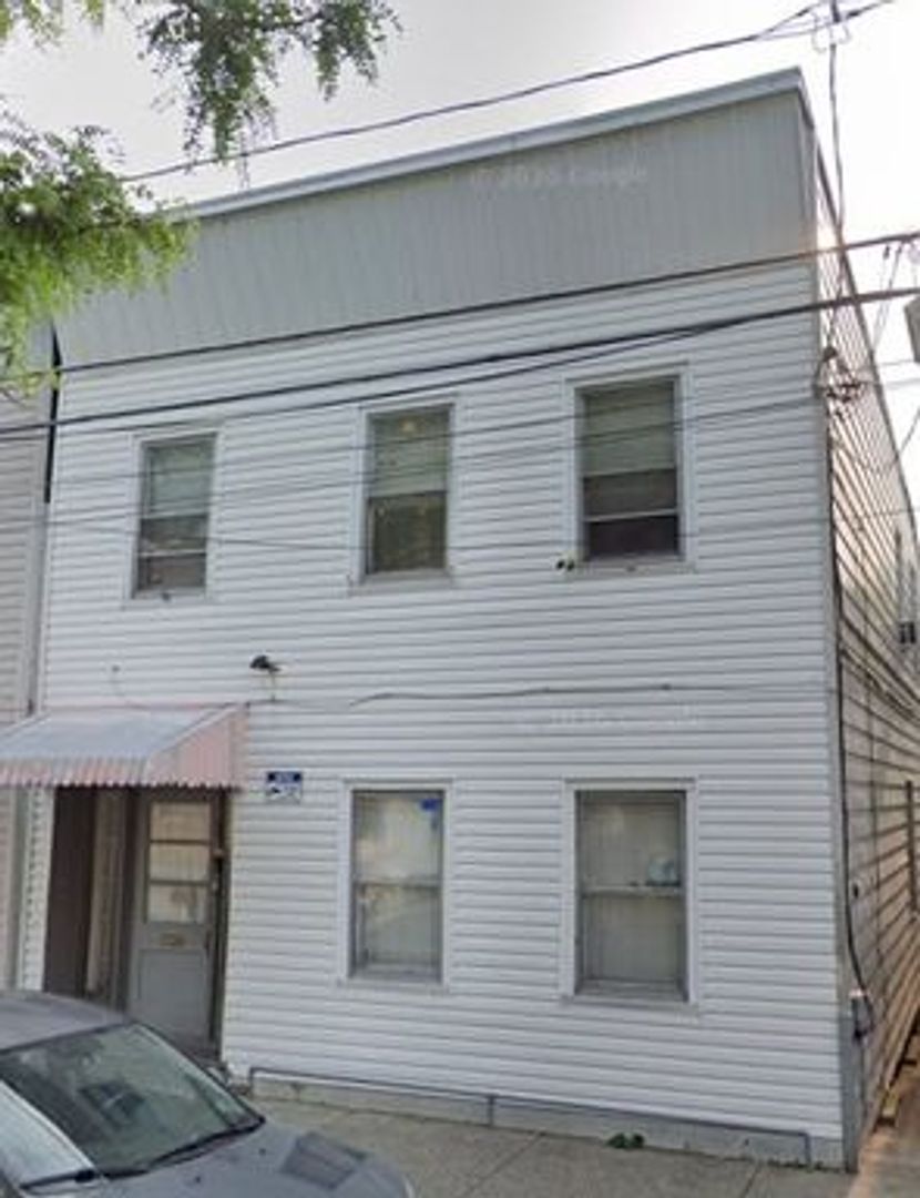 Cohoes Apartment: 44 Congress St