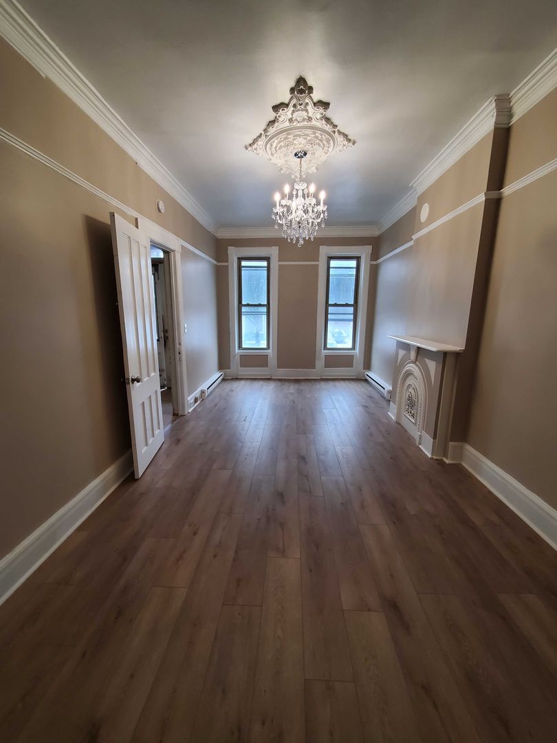 Albany Apartment: 127 Dove Street