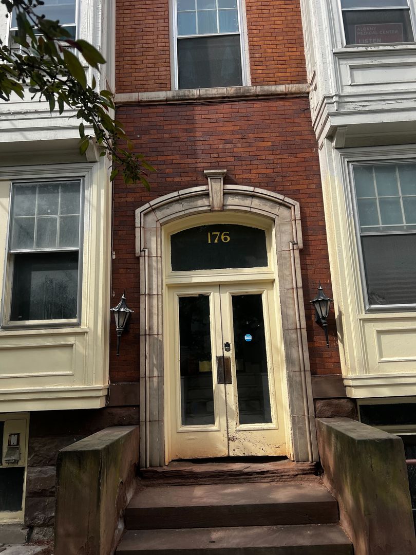 Albany Apartment: 176 Chestnut Street