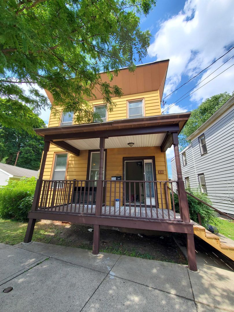 Watervliet Apartment: 1011 19th St