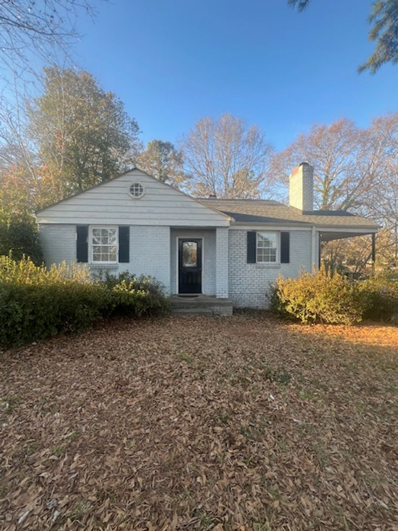 Greenville House: 208 Crestfield Rd