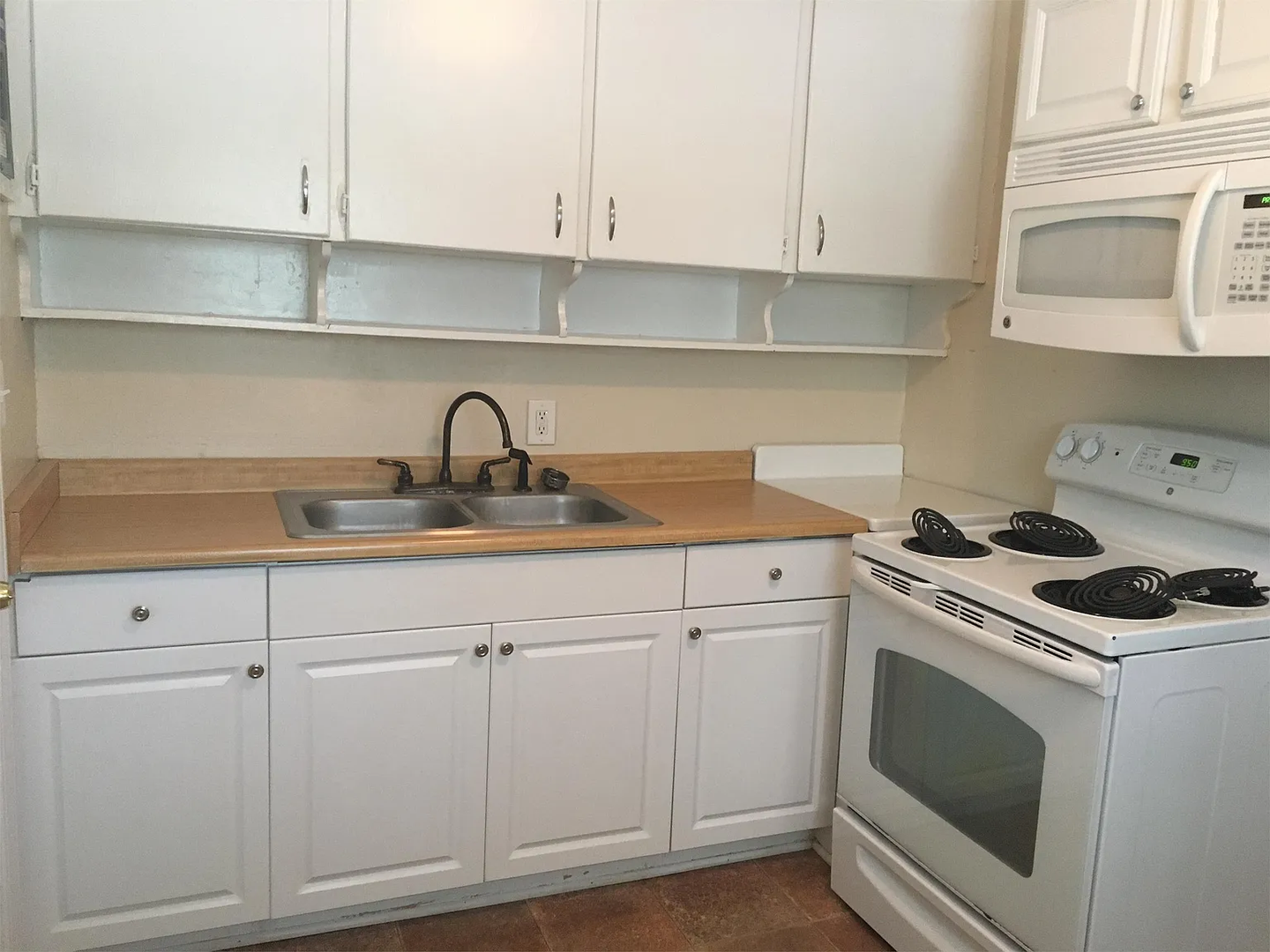 Greenville House: 24 Prancer Ave