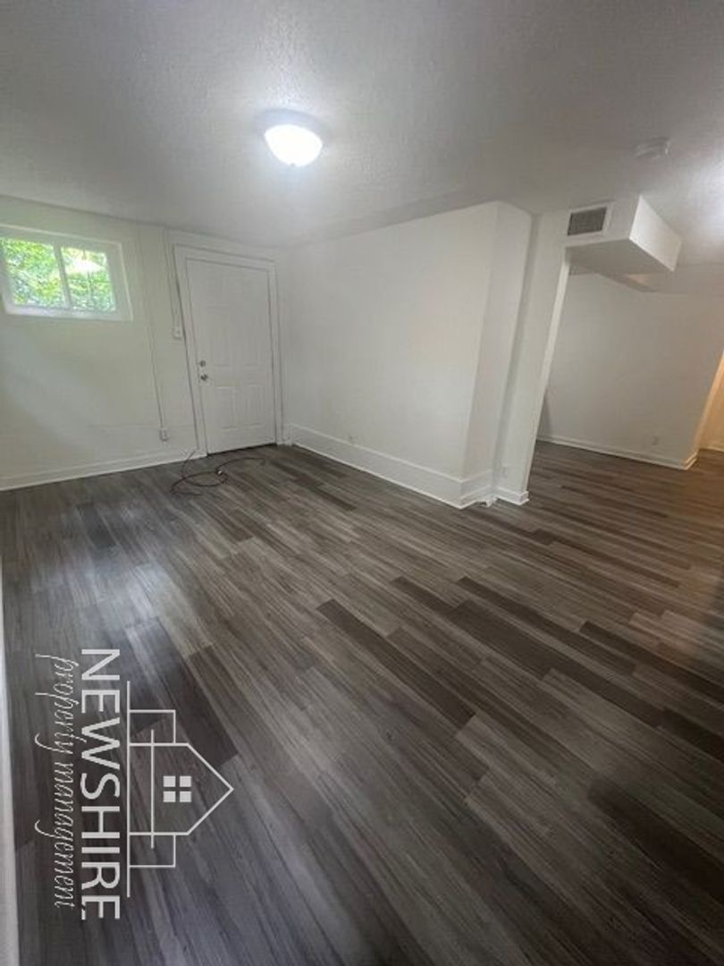 Spartanburg House: 212-B W Wood St