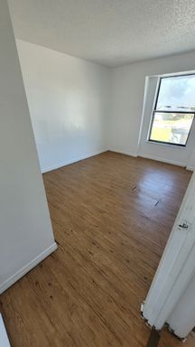 713 66th Ave W, Bradenton, FL 34207