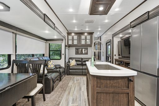 2 Bedroom / 2 Bathroom Fifth Wheel for Rent – Bradenton, FL