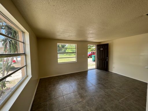 1014 57th Ave Dr E, Bradenton, FL 34203
