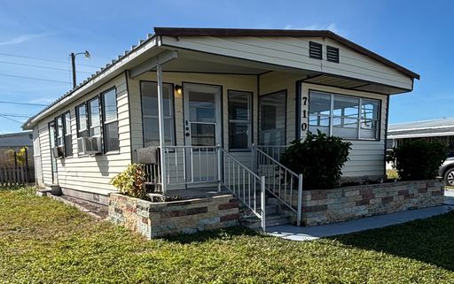 710 51st Ave Dr W, Bradenton, FL 34207