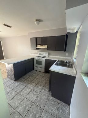 929 33rd Ave W, Bradenton, FL 34205