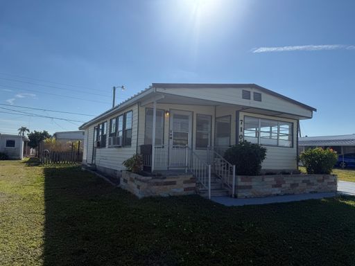 710 51st Ave Dr W, Bradenton, FL 34207