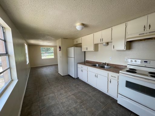 1014 57th Ave Dr E, Bradenton, FL 34203