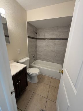 6024 1st St E, Unit B, Bradenton, FL 34203