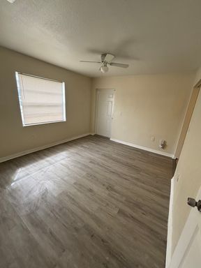 6024 1st St E, Unit B, Bradenton, FL 34203