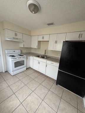 6024 1st St E, Unit B, Bradenton, FL 34203