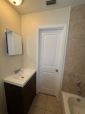 6024 1st St E, Unit B, Bradenton, FL 34203