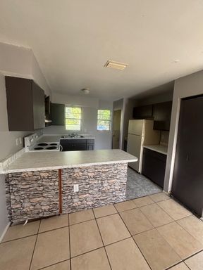 929 33rd Ave W, Bradenton, FL 34205