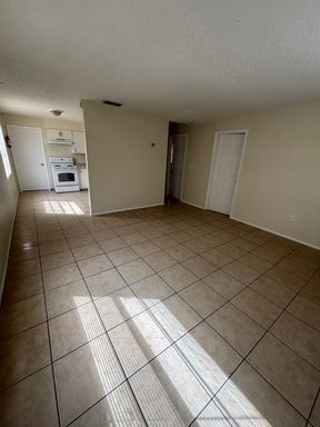 6024 1st St E, Unit B, Bradenton, FL 34203