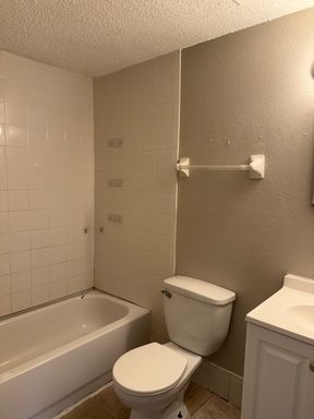 1012 57th Ave Dr E, Bradenton, FL 34203