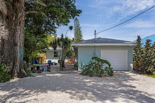 617 26th St W, Bradenton, FL 34205