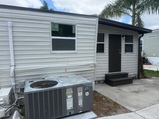 512 51st Ave Dr W, Bradenton, FL 34207