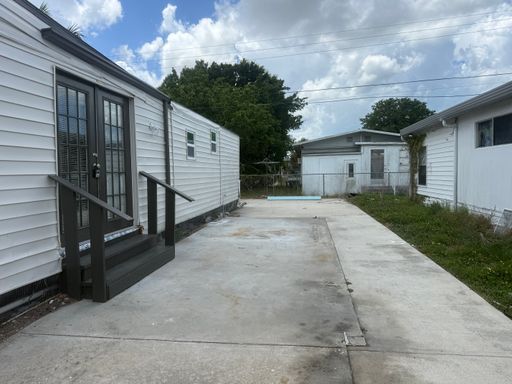512 51st Ave Dr W, Bradenton, FL 34207