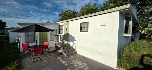 All Ages Accepted - 3 bedroom 1 bath in Fair Lane – photo 1