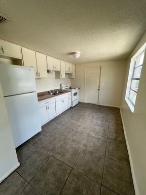 1014 57th Ave Dr E, Bradenton, FL 34203