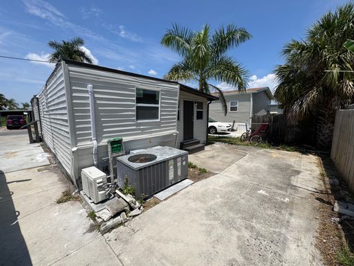 512 51st Ave Dr W, Bradenton, FL 34207